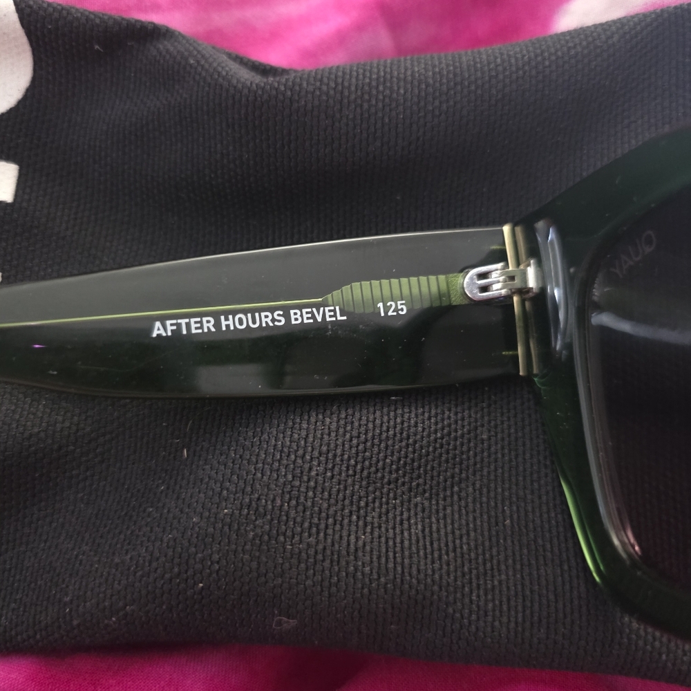 Quay Green Sunglasses WORN ONCE - Picture 3 of 5